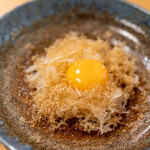 Onion slices with egg yolk coated with homemade sauce