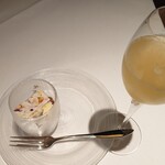 ジードロップ - デザートのアイスと柑橘系ドリンク