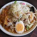 大勝軒 しのや - 野菜ラーメン1150円(税込)普通盛り
            初めて食べた時同様、魚介の出汁がこれでもかってくらい効いていて旨い！熱々で具材もたっぷりです。
            他の大勝軒のラーメンとは全然違うんだよな～とにかく出汁感が凄い。