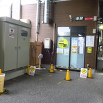 ラーメン二郎 - 店外のウェイティングスペース