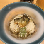 寿司割烹 魚紋 - 突き出し：鮎そうめん、オクラなっとう