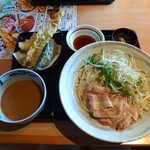 Kyuubeeya - 低温調理ポークと香味野菜のごまだれうどん・穴子天セット（うどん大盛1,090円）