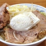 たいやき本舗 藤屋 - ラーメンにたい焼きが！！

お店の看板はたい焼き屋なのに、この時期、普通のたい焼きは無く、ラーメンのみ。写真のたい焼きも、中は肉まんです。

太麺なので、もっちり。無料で野菜大盛りに出来るけど、普通でも十分な量。焼豚:増(有料)にしたら多かった。。。

他にも、味噌、トンコツ増しなど、新作があるみたい。

見た目、カワイく、味・量はガッツリなラーメンでした。

藤家@泉中央