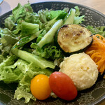 HENRY - 新鮮なサラダ ♪  爽やかな 味わいの ドレッシングが とても 美味しい です