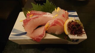Himeko Kyouajinotabi - 鰤と鯛  お造り二種盛り合わせ1,309円