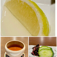 割烹蒲焼 横浜八十八 NEWoMan横浜店 - 蜂蜜レモンは檸檬にハチミツを掛けただけですが、コッテリとした脂の鰻の後には口直しとしても良いかと。
                      果肉と皮の間にナイフを入れてますから、果肉だけでいただけます。
                      私は皮ごと食べちゃいましたけど！