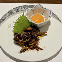 割烹蒲焼 横浜八十八 NEWoMan横浜店 - 肝の山椒煮 卵黄と共に
                    先ずはそのままで、山椒の風味良く肝の苦味と甘辛く炊いた塩梅が絶妙なハーモニー、美味しいです♪
                    次は黄身に付け濃厚な黄身をたっぷりとまとわせて。
                    黄身がまろやかさを加味して旨い！