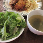 小さな街の食堂 cafe MISTY - セットのサラダとスープ