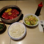 ペッパーランチダイナー - ワイルドジューシーステーキ450g(ライス付)、野菜サラダ、お味噌汁