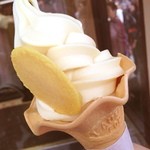 舟和 - 芋ようかんソフトクリーム☆300円☆
            
            浅草のお菓子屋さんのソフトクリームです。
            芋の独特の食感がいい具合にソフトクリームをねっとりさせて、力強い感じに仕上げてくれています。