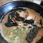 やまざき屋 - 黒とんとん(黒マー油とんこつ)   850円(税込)