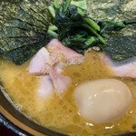 家系総本山 ラーメン 吉村家 - 良い色、醤油の効いたスープ
