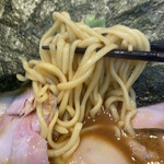 家系総本山 ラーメン 吉村家 - 程良い麺