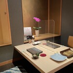 Yakitori Kabin - 【個室のお席】2名様専用席
      
      広すぎず、狭すぎず、何とも心地の良い空間。
      
      接待やデートなどの特別な日も、
      何気ない時にふらっと立ち寄った日も、
      華備がお客様それぞれの良い時間を創り上げます。
      