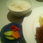 丸山吉平 - 定食のご飯とお新香