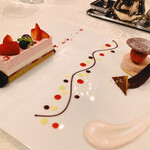 シャトー　ラ・パルム・ドール - 夏のスペシャルデザート　苺とピスタチオ