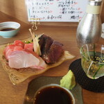千日前 おく田 - お造り盛り合わせ ＆ 冷酒（加賀鳶 極寒辛口純米）