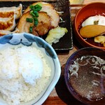 Nikujiru Gyouzano Dandadan - 焼餃子チャーシュー定食 858円