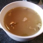 ザ・バーガーピット - 限定チキンスープ。鶏の旨みが押し寄せます。