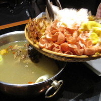御膳房 銀座店 - 雲南キノコ烏骨鶏火鍋（具材を投入）