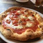 ピッツェリアバラッキーノ - トマトベースのアンチョビの乗ったピザ