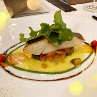 シャトー　ラ・パルム・ドール - 天才シェフお皿の芸術！　市場からの鮮魚のポワレ　プロヴァンサル仕立て赤ピーマンのクーリ