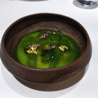 西洋膳所 ジョンカナヤ - 蟹と玉ねぎのムースにキウイフルーツ、モロヘイヤ等緑の餡かけ。意欲作