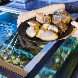 接待や会食に最適。活魚水槽から活きた魚介をお愉しみ頂けます。