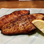 飯場魚金 - 銀鮭(奥)と塩さば