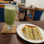 モッキン バード - 生メロンジュースと玉子サンドイッチ