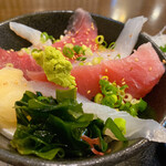 魚亥子 - ミックス丼に接近。
            切り身はマグロ、勘八、鯛。
            そこにわかめと多めのガリが添えられているのが嬉しい。