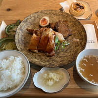 ブリル飯店 - ブリル風広東チキンと叉焼セット＋チャーシュータルト（1,815円税込）