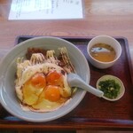 Daikokuya Hanten - カレー玉子飯マヨネーズ入り大盛、付いてくるスープ