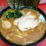 ラーメン 杉田家 本店 - 中盛ラーメン＋味玉