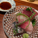 Kaisekioui - お造り：カツオ、アジ、マハタ カツオがなっとりと。マハタはコリコリ、鯵も美味しい。新鮮。 美味しい山葵がたっぷり。