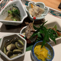 会席応為 - 前菜：柿の木耳、茄子の冷製、くらかけ豆、おから、磯つぶ貝、菊花 前菜が豪華５品。びっくり。しっかりした仕込みをしていました。 山形産のくらかけ豆、なぜか海苔の味わいがあり、こりこりと美味しい。 磯つぶ貝は肝まで、ゲットした。よかった。とても好みの味付け。 これは素晴らしい八寸です。