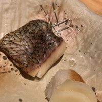 会席応為 - メイン魚：マツダイの塩焼き あまり、マツダイ食べてこなかったかも。 身が柔らかくてびっくりに美味しい。大根おろしと。