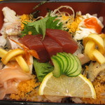 いちじろう - 重箱に酢飯を敷き詰めて彩りよく飾った海鮮ちらしで気に入りました。。