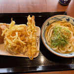 丸亀製麺 - 料理写真:ひやかけ、ちくわ天、野菜天、いなり