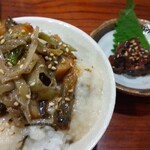 灼味噌らーめん 八堂八 - うなトロロ冷やしネギ山椒のせ 300円、自家製ねり梅 50円