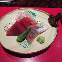 賛否両論 - お造りは本マグロ  シマアジ  鱸。お造りにトマト添えるのは珍しいですね。