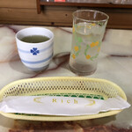 和尚 - 水とお茶が出た。めずらしい。