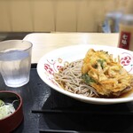 Kiraku - ごぼう天がなく、かき揚げも好きですので・・ ◆冷やしかき揚げうどん（460円）を。1分程度で提供されます。かき揚げは揚げ置き。