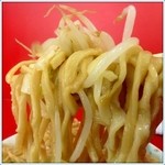 ラーメン二郎  - 麺はモッチリ感ある平打ち太麺（2013/3）