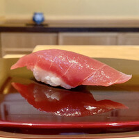 鮨 あお - マグロ 赤身 塩釜
                      酸味が程よく夏のさっぱりとした味わいがあります♪
                      マグロにもシャリが美味い具合に重なり、夏のお鮨も良いものだと個人的な認識が改められる思いです。