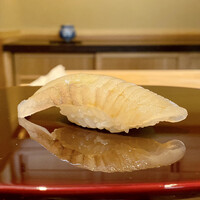 鮨 あお - マコガレイ
                    前日締めたと言うマコガレイ、身の盛り上がりの良さを感じる食感が良く、シャリと呼応して甘みが豊かです♪
                    スタートからシャリと種の重なりの良さが際立つ握り、とても美味しいです。