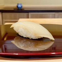 鮨 あお - スミイカ
                    フォルムが実に美しく、見るからに美味しそうです。
                    歯触りがなんとも心地良く、シャリと種のバランスが絶妙、甘みもありこれも良い味わいです♪