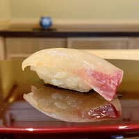 鮨 あお - シマアジ
                    今が旬のシマアジ、透明感のある白身と血合いのコントラストが素敵です。
                    上品な脂がありしっとりとした美味しさ、後味の余韻が長く感じられました。