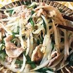 Stir-fried pork chive bean sprouts with black pepper