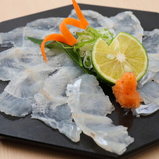 [Special conger eel dish that is perfect as an accompaniment to alcohol] Serve conger eel sashimi with sake and shochu